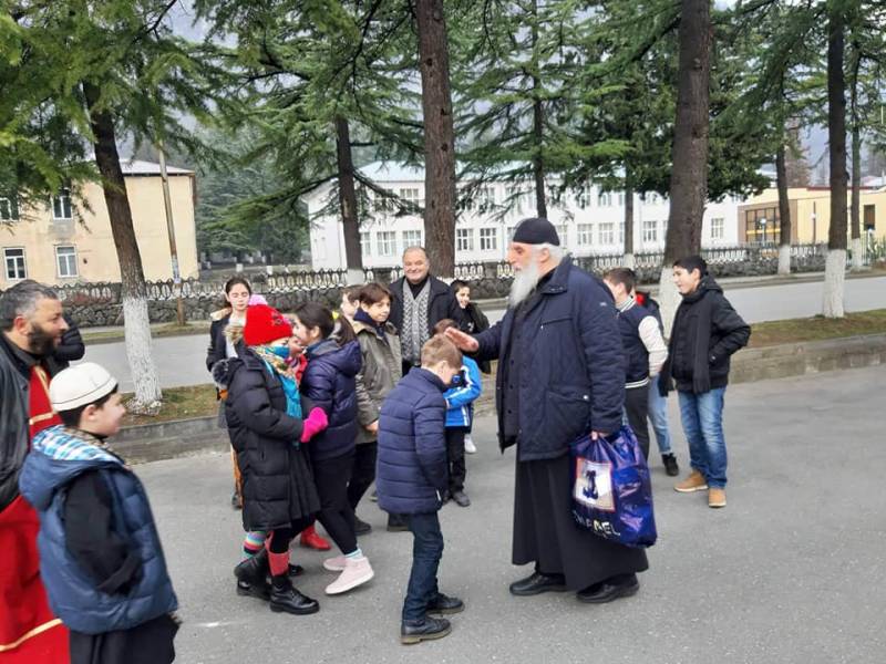 ცაგერისა და ლენტეხის მიტროპოლიტ სტეფანეს კურთხევით,ლეჩხუმში, საშობაო ტრადიციისამებრ...